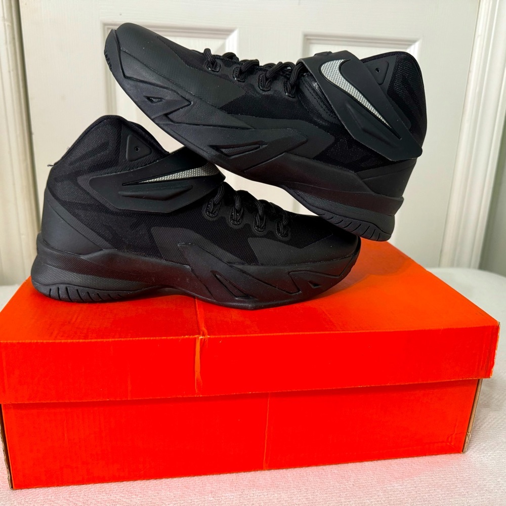 Nike Lebron Zoom Soldier VIII 5.5y Black Metallic